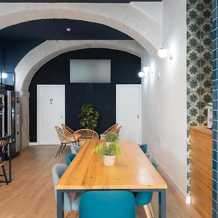 Hostal The House Baixa